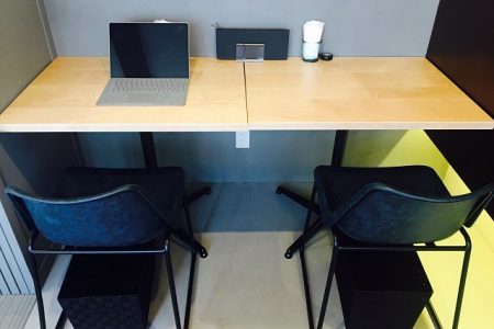 カフェでパソコン作業も快適！広いテーブルで仕事もはかどる人気のテーブル席