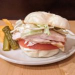 【2019.12.17～】週替わりランチセット「スモークチキンとクリームチーズのホワイトバーガー」