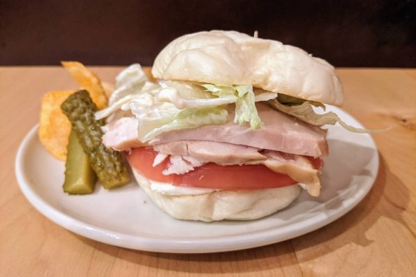 スモークチキンとクリームチーズのホワイトバーガー 自由が丘カフェ ココノヴァ